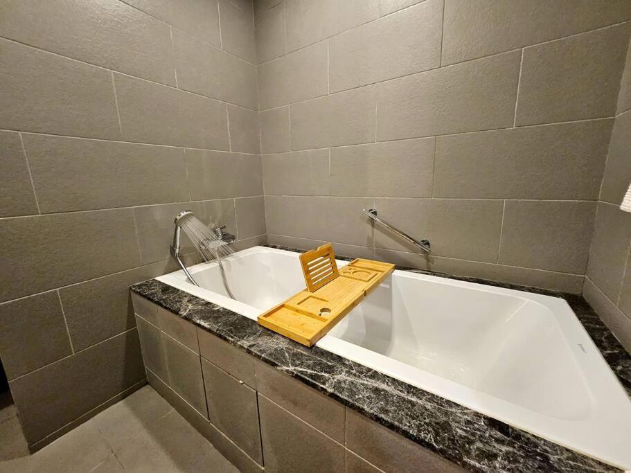 Luxurious Bathtub 2-bedrooms Klcc *