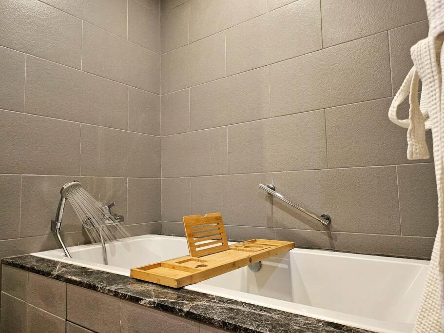 Luxurious Bathtub 2-bedrooms Klcc